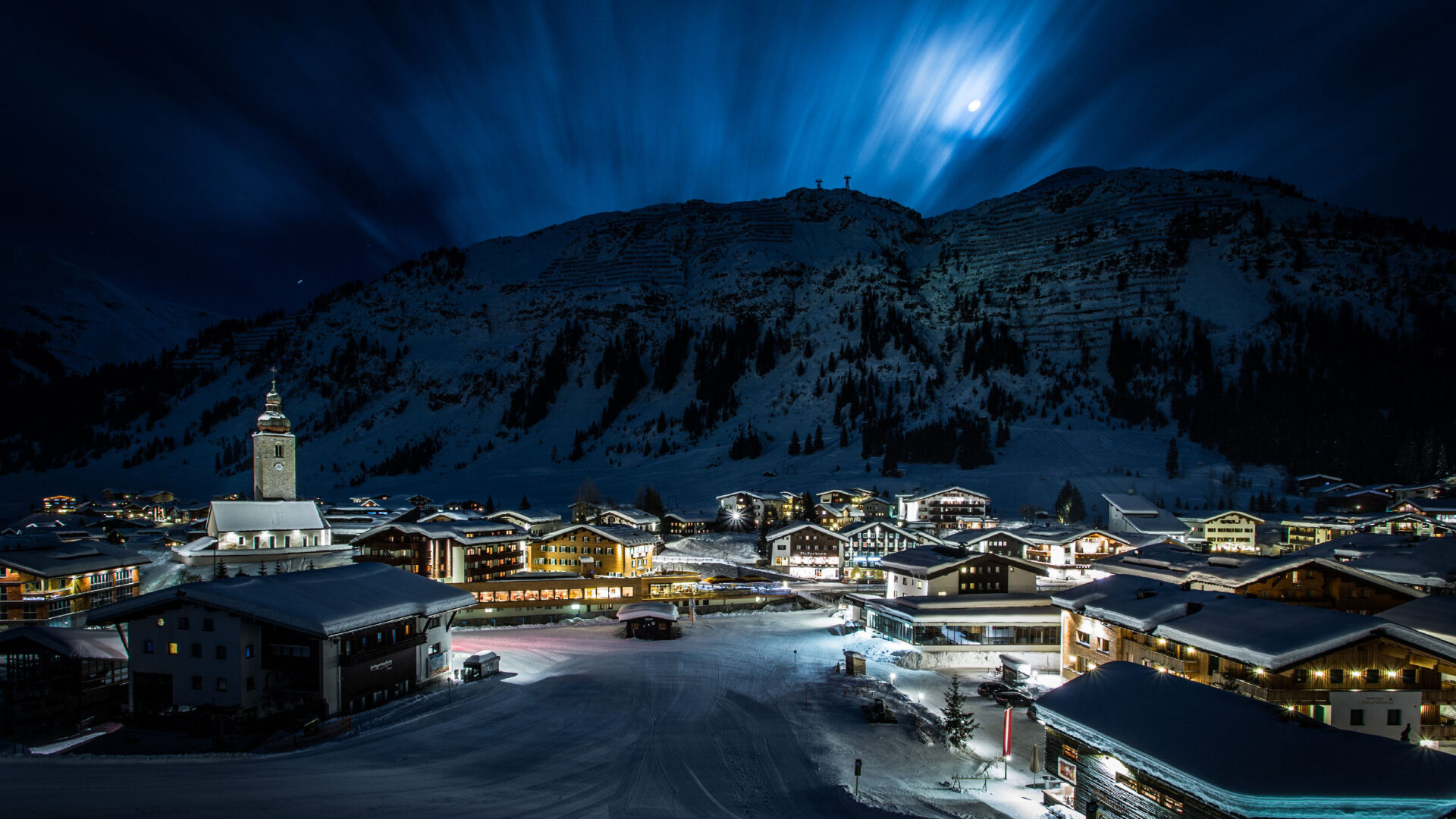 Night view of the centre of Lech in winter