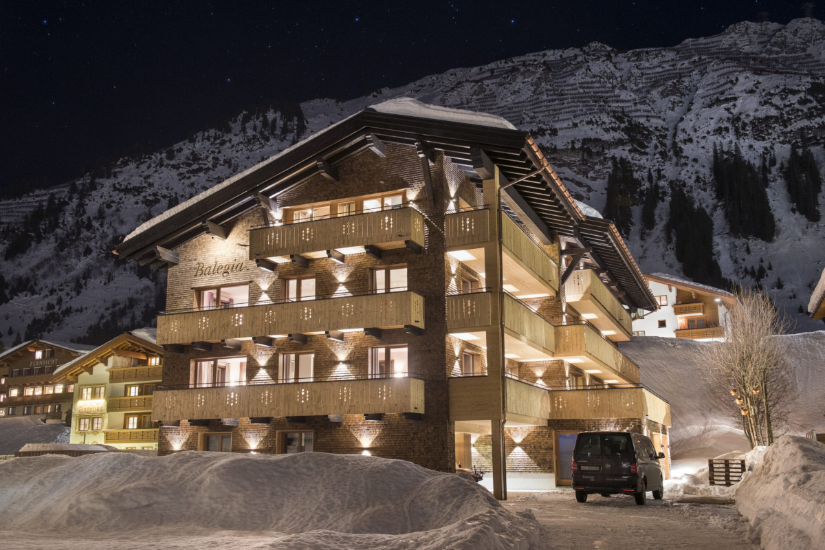 Night view of exterior at Apartment Balegia in Lech