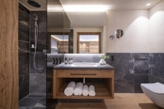 Twin double bedroom ensuite at Chalech L in Lech