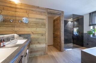 Ensuite bathroom for twin double bedroom at Chalech L in Lech
