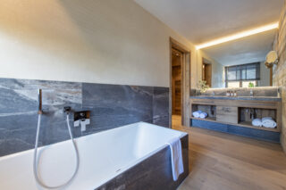 Ensuite bathroom for twin double bedroom at Chalech L in Lech