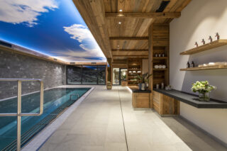 Swimming pool and relaxation facilities at Chalech L in Lech