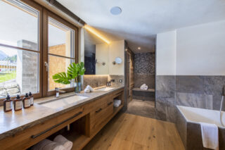 Ensuite bathroom for double bedroom at Chalech L in Lech