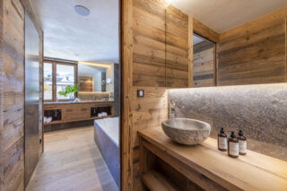 Ensuite bathroom at Chalech L in Lech
