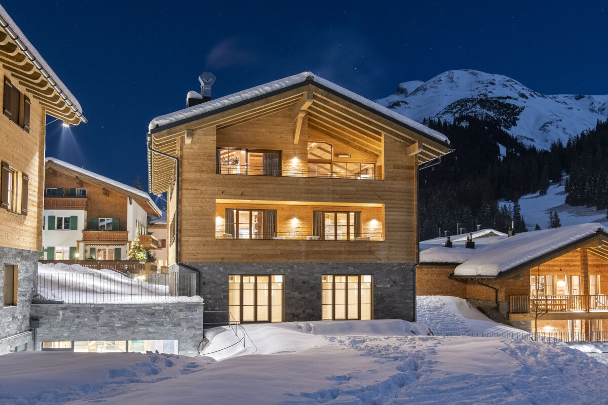 Exterior at night chalet Chalech S in Lech