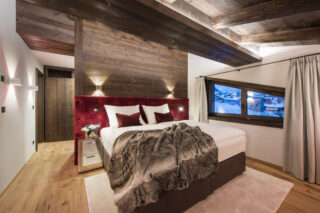 Master double bedroom with dressing area and private bathroom and sauna at Nidus Penthouse in Lech
