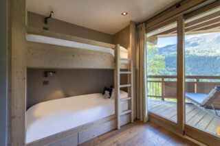 Bunk room with terrace and shared ensuite bathroom at Chalet Altius in Meribel