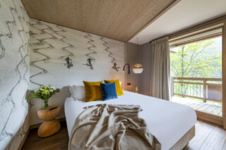 Double bedroom with balcony at Chalet Altius in Meribel