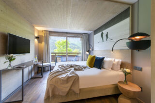 Double bedroom with balcony at Chalet Altius in Meribel