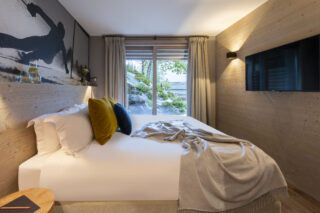 Double bedroom with terrace at Chalet Altius in Meribel
