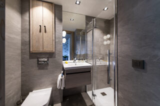Double bedroom ensuite bathroom at Chalet Altius in Meribel
