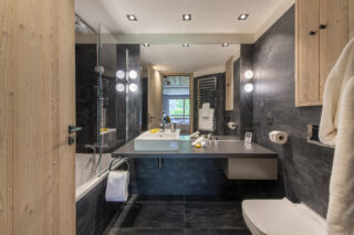 Double bedroom ensuite bathroom at Chalet Altius in Meribel