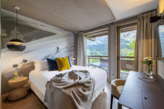 Double bedroom with shared bathroom and balcony at Chalet Altius in Meribel