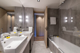 Shared ensuite bathroom with bunk and double at Chalet Altius in Meribel