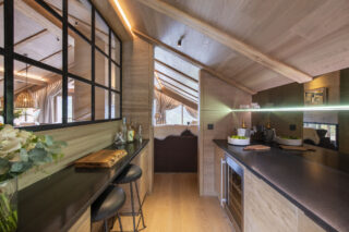 Bar connecting living room and TV snug at Chalet la Loze in Méribel