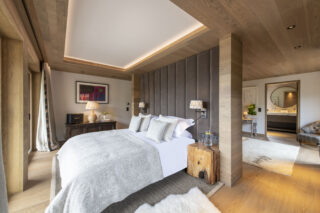 Master bedroom suite with dressing room and en suite bathrrom at Chalet la Loze in Méribel
