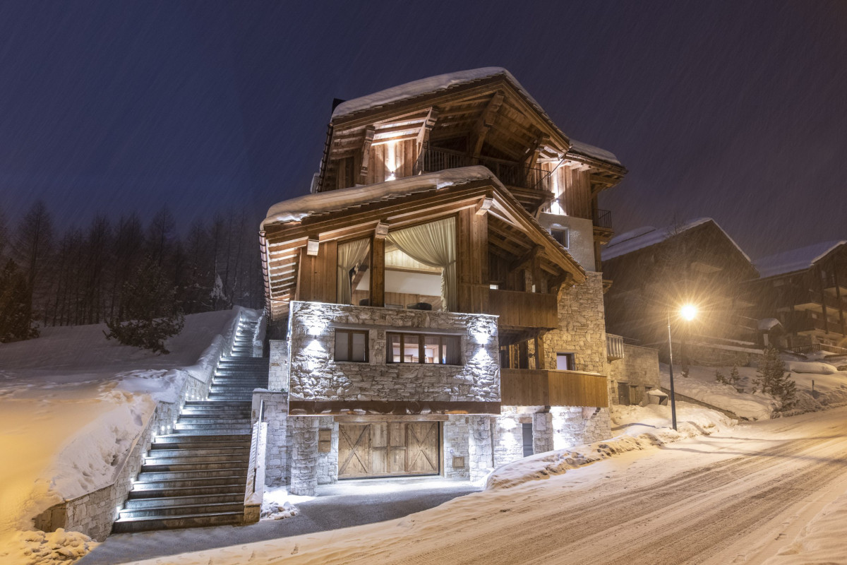 Night time views of Apartment Cala 201 in Val d'Isère sitting next to piste