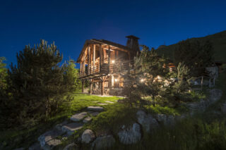 Chalet Bibi in Verbier seen from the garden at night