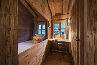 Single bedroom six with desk at Chalet Bibi in Verbier