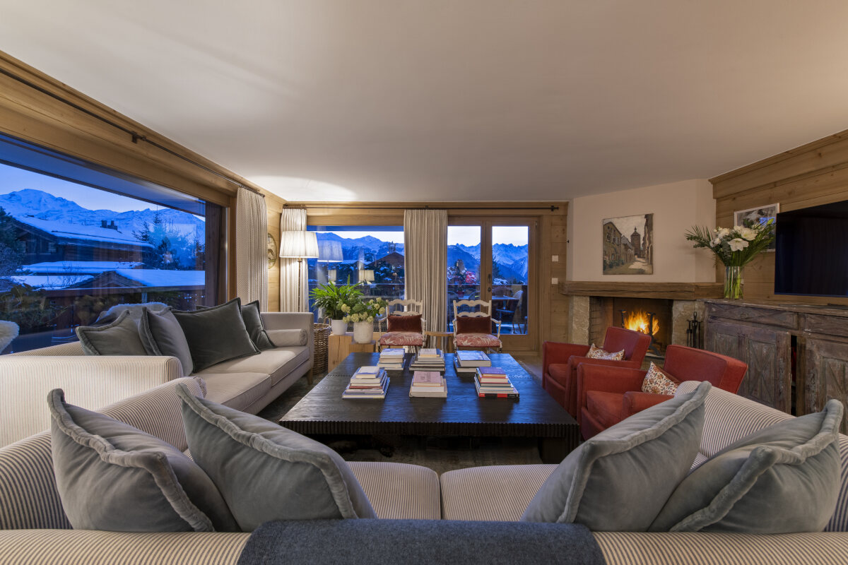 Living space at night time at Apartment Cantarella in Verbier