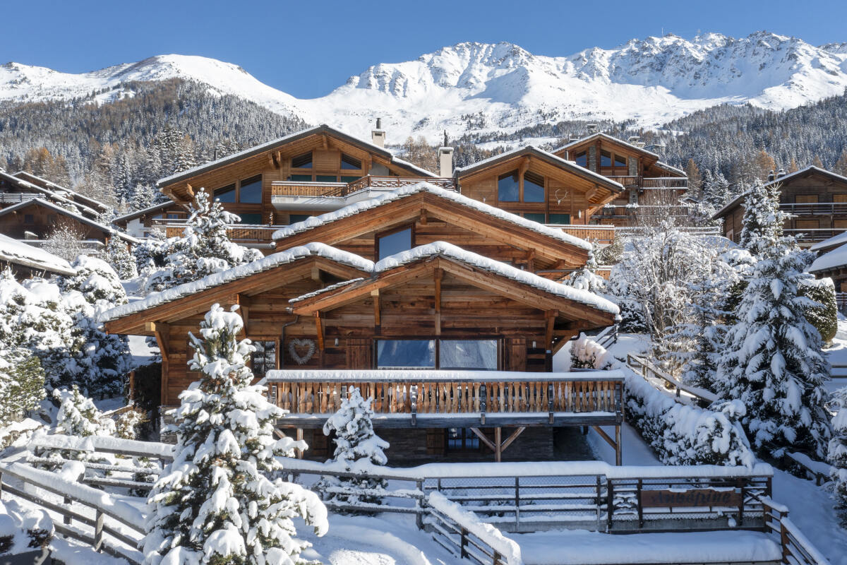 Exterior view in winter of Chalet Daphne in Verbier