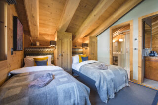 Twin bedroom and bathroom at Entre Ciel et Terre in Verbier