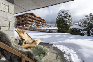 Exterior terrace and garden in winter at Apartment Hickory in Verbier