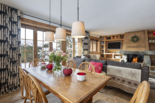 Dining table and living space with fireplace at Apartment Hickory in Verbier