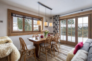 Dining area at Apartment Hickory in Verbier