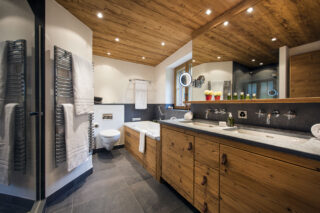 Master ensuite bathroom at Apartment Hickory in Verbier