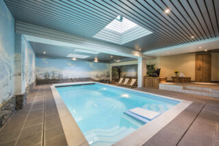 Indoor pool and relaxation area at Apartment Hickory in Verbier