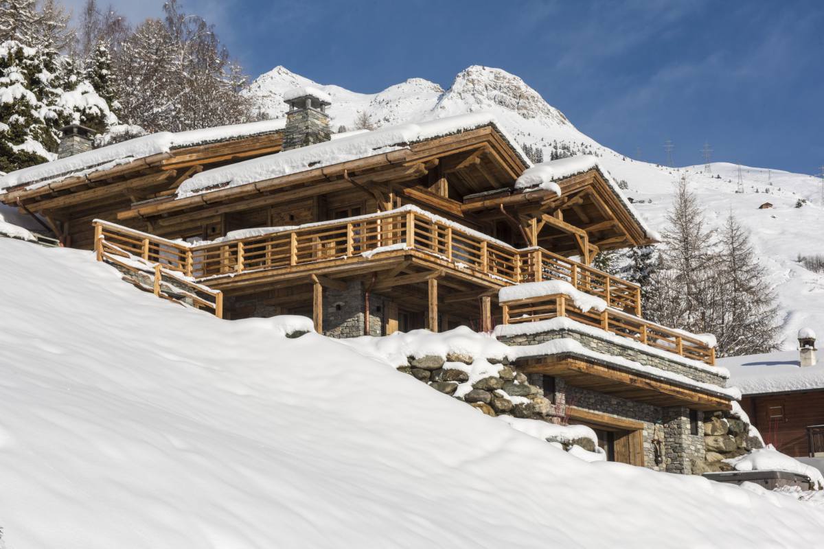 Exterior view in winter of Chalet La Vigne in Verbier