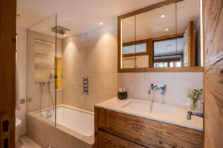 Bedroom five en suite bathroom at Chalet les Étrennes in Verbier