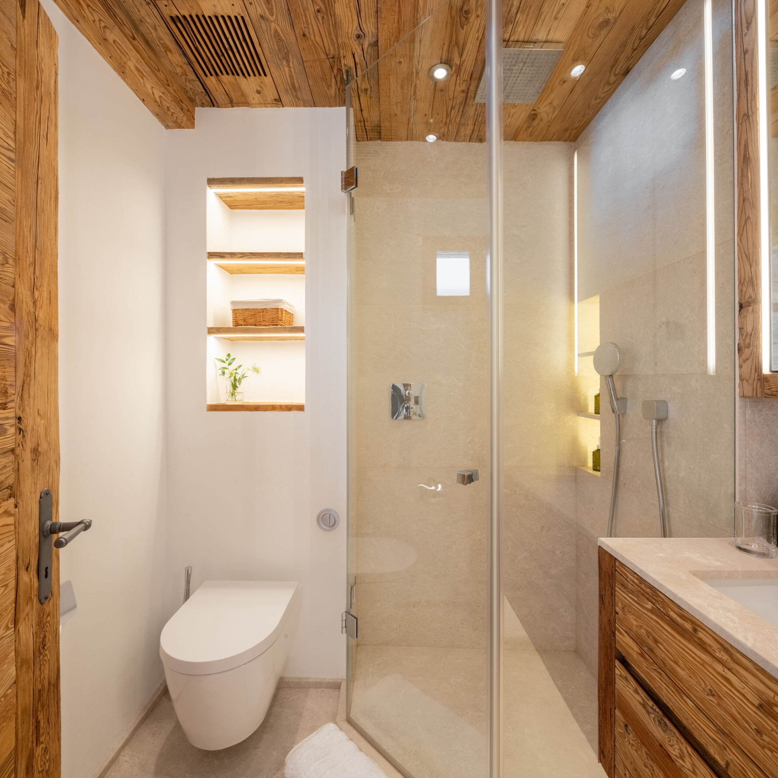 Bedroom two en suite shower room at Chalet les Étrennes in Verbier