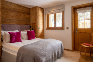 Bedroom 4 with door opening to balcony at Chalet les Étrennes in Verbier