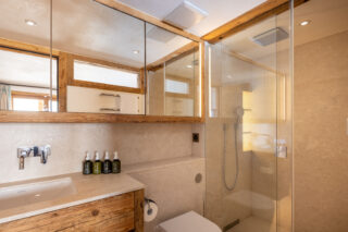 Bedroom six en suite shower room at Chalet les Étrennes in Verbier