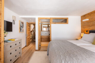 Bedroom six with en suite shower room at Chalet les Étrennes in Verbier