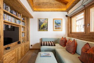TV room at at Chalet les Étrennes in Verbier