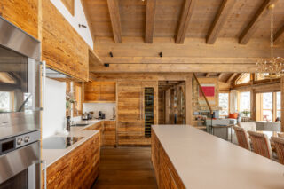 Open plan kitchen and dining room at Chalet les Étrennes in Verbier