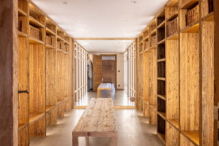 Ski room with bench and storage at Chalet les Étrennes in Verbier