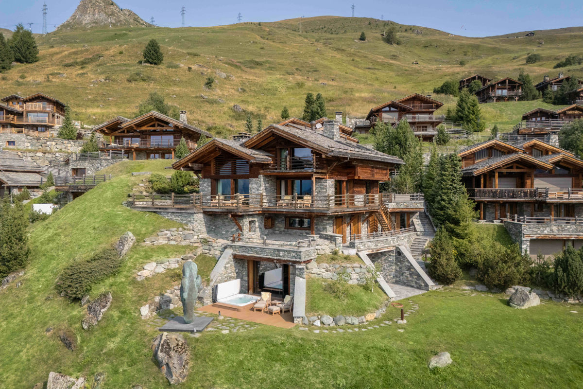 Exterior view in summer of Chalet Norte in Verbier