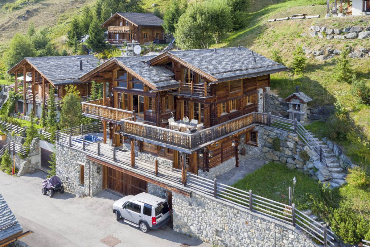 Front exterior in summer of Chalet Petit Ours in Verbier