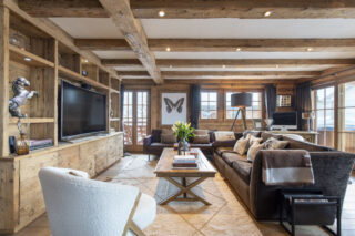 Lounge area with large flat screen TV and computer desk at Apartment Silver in Verbier