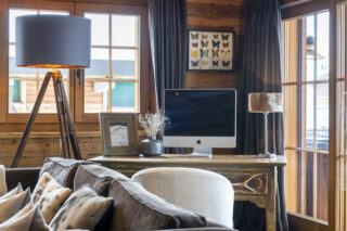Computer desk in the living area at Apartment Silver in Verbier