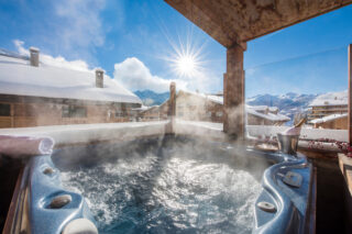 Outdoor hot tub on the balcony at Apartment Silver in Verbier