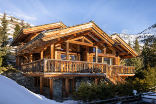 Exterior view of Chalet Sirocco in Verbier in the evening sunshine