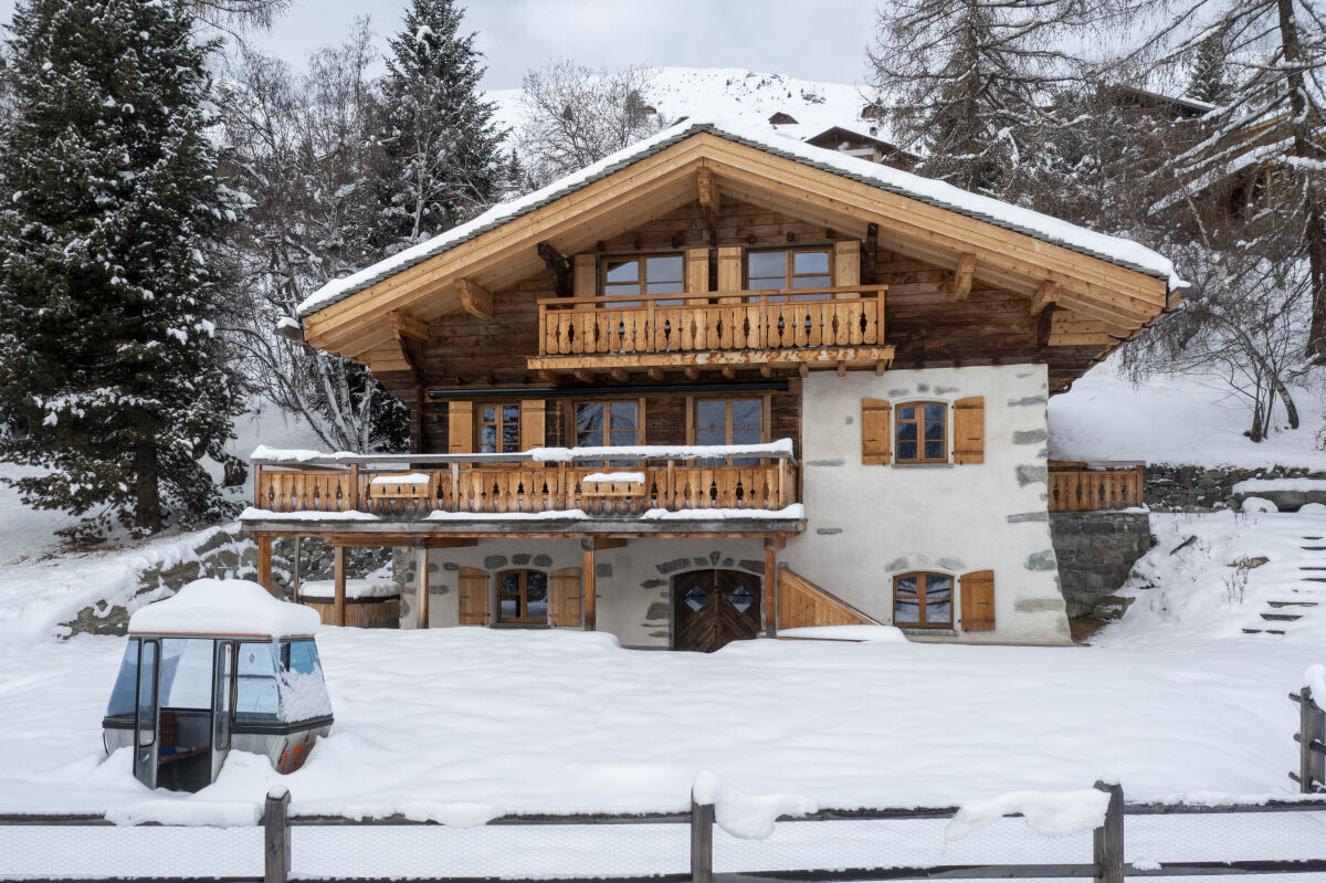 Exterior winter time at Chalet Tire Bouchon in Verbier.