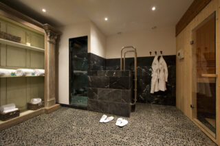 Shared spa area with plunge pool, hammam and sauna at Penthouse Treize Etoiles in Verbier