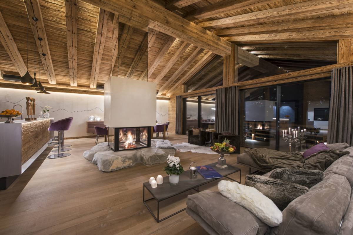 Living area at night at Chalet Elbrus in Zermatt