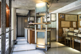 Kitchen and breakfast table on the mezzanine level at the Heinz Julen Loft in Zermatt
